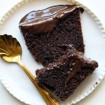 עוגת שוקולית בציפוי טבלת שוקולד