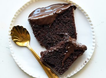 עוגת שוקולית בציפוי טבלת שוקולד